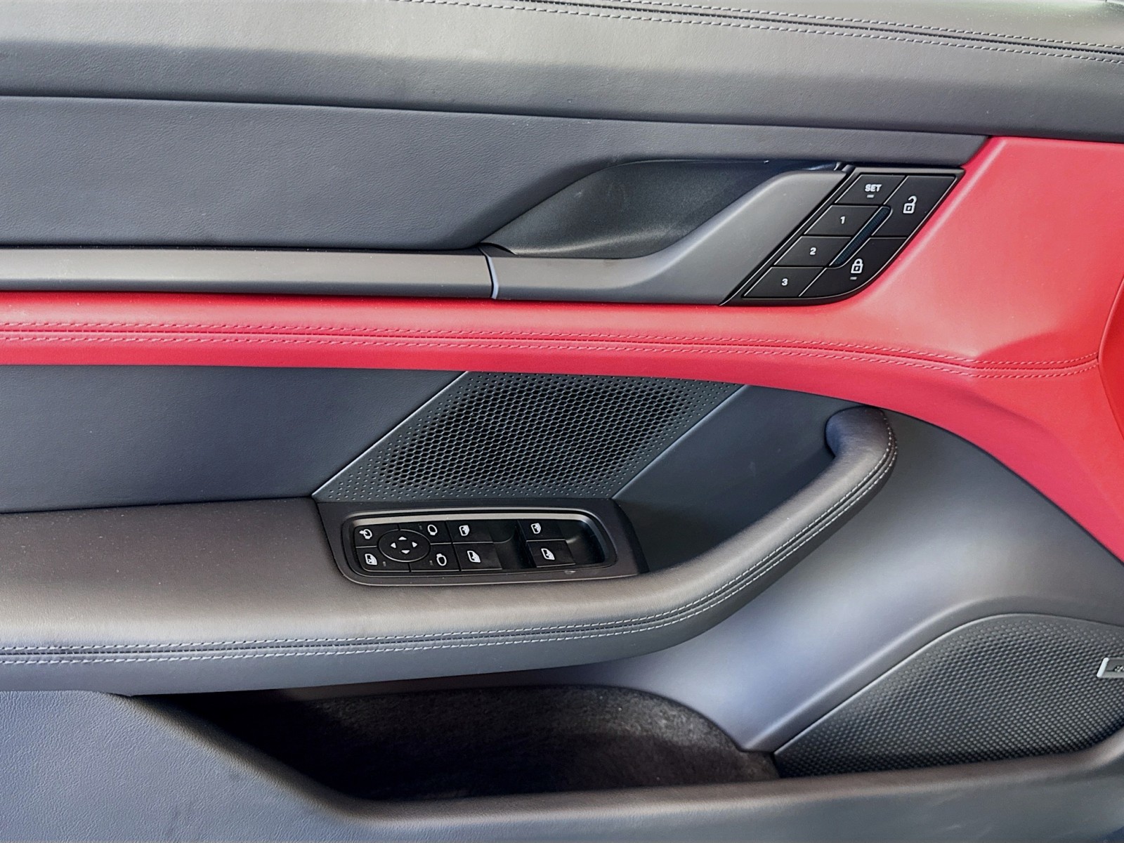 2025 Porsche Taycan 4S photo 11