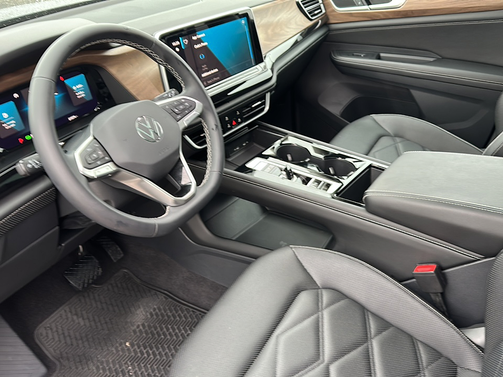 2024 Volkswagen Atlas SE Technology photo 2