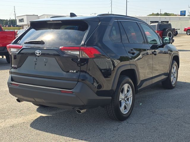 2021 Toyota RAV4 XLE photo 4