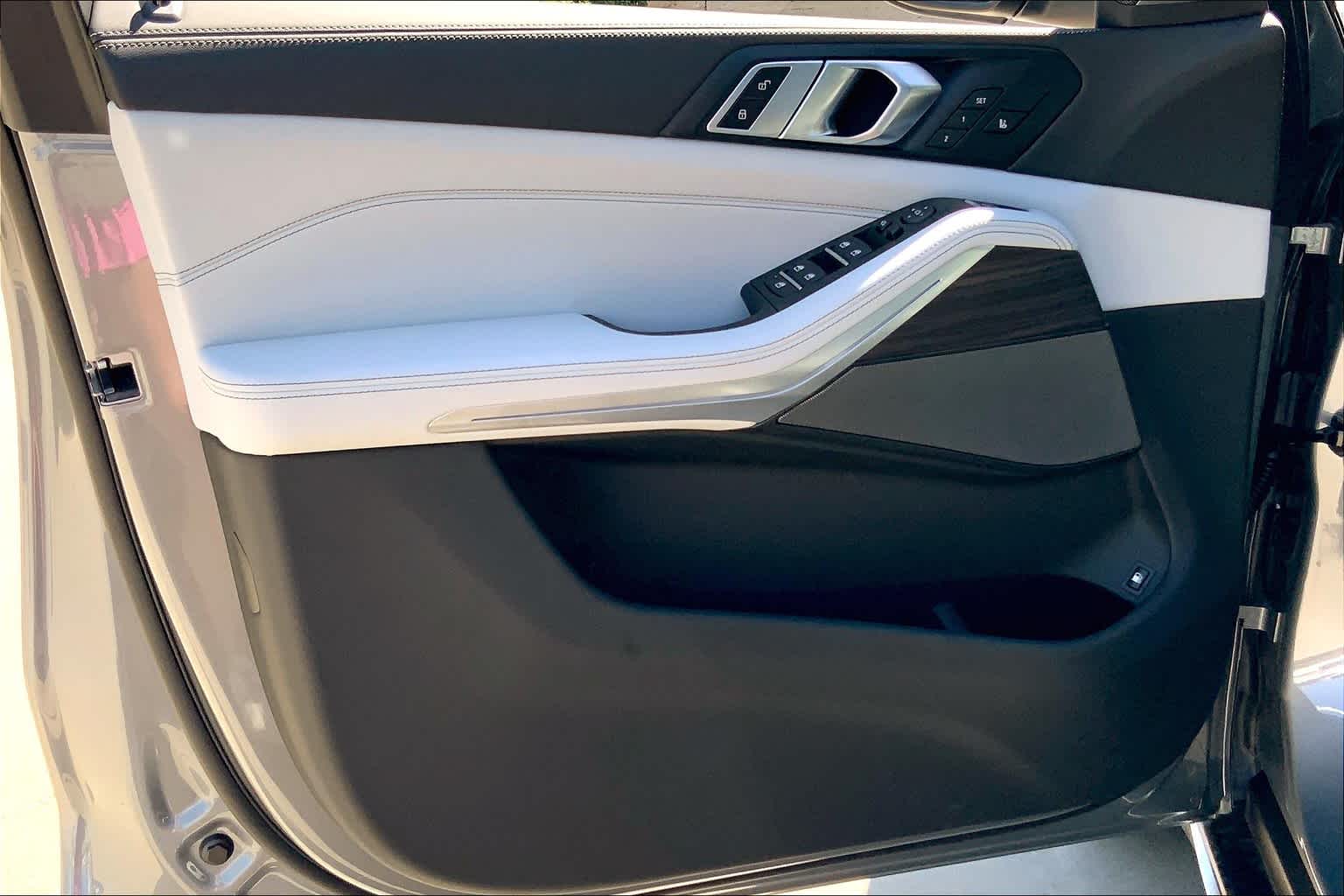 New 2025 Skyscraper Grey Metallic BMW xDrive50e image 10