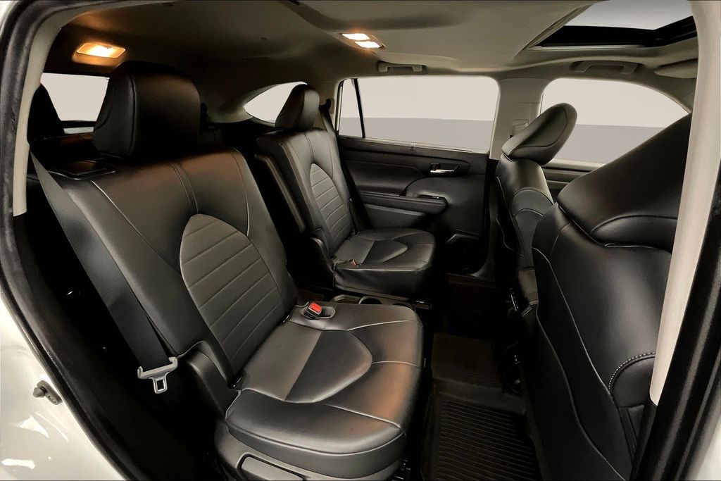 2022 Toyota Highlander XLE photo 26