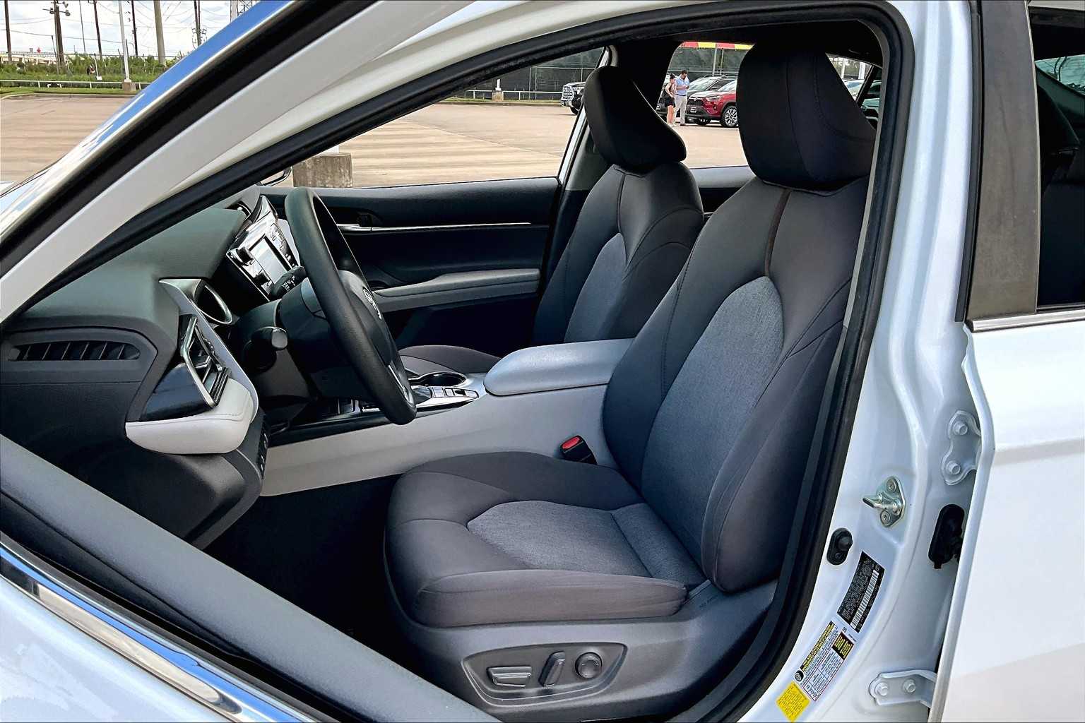 2020 Toyota Camry Hybrid LE photo 5