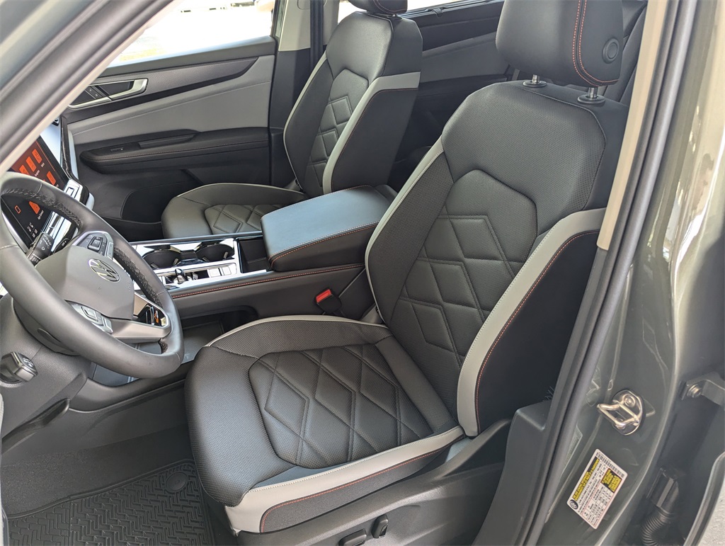 2025 Volkswagen Atlas SE Technology Peak Edition photo 7