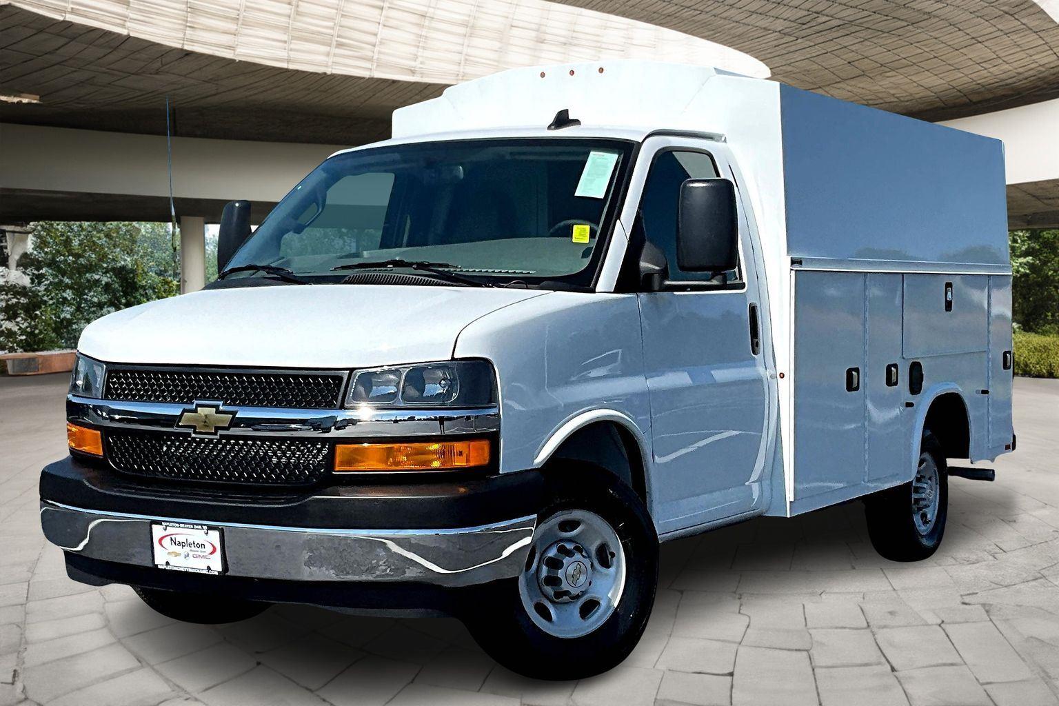 2025 Chevrolet Express Cutaway Base's photo