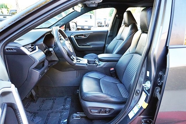 Used 2020  Toyota XSE image 13