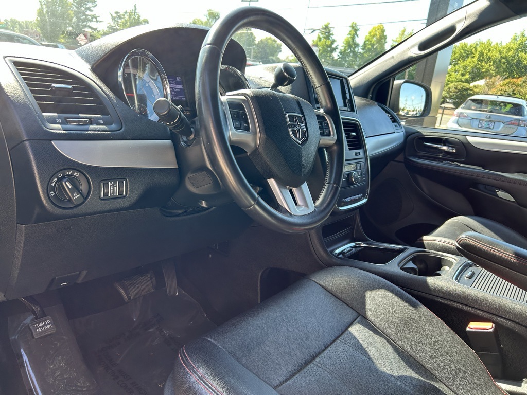 2016 Dodge Grand Caravan R/T photo 12