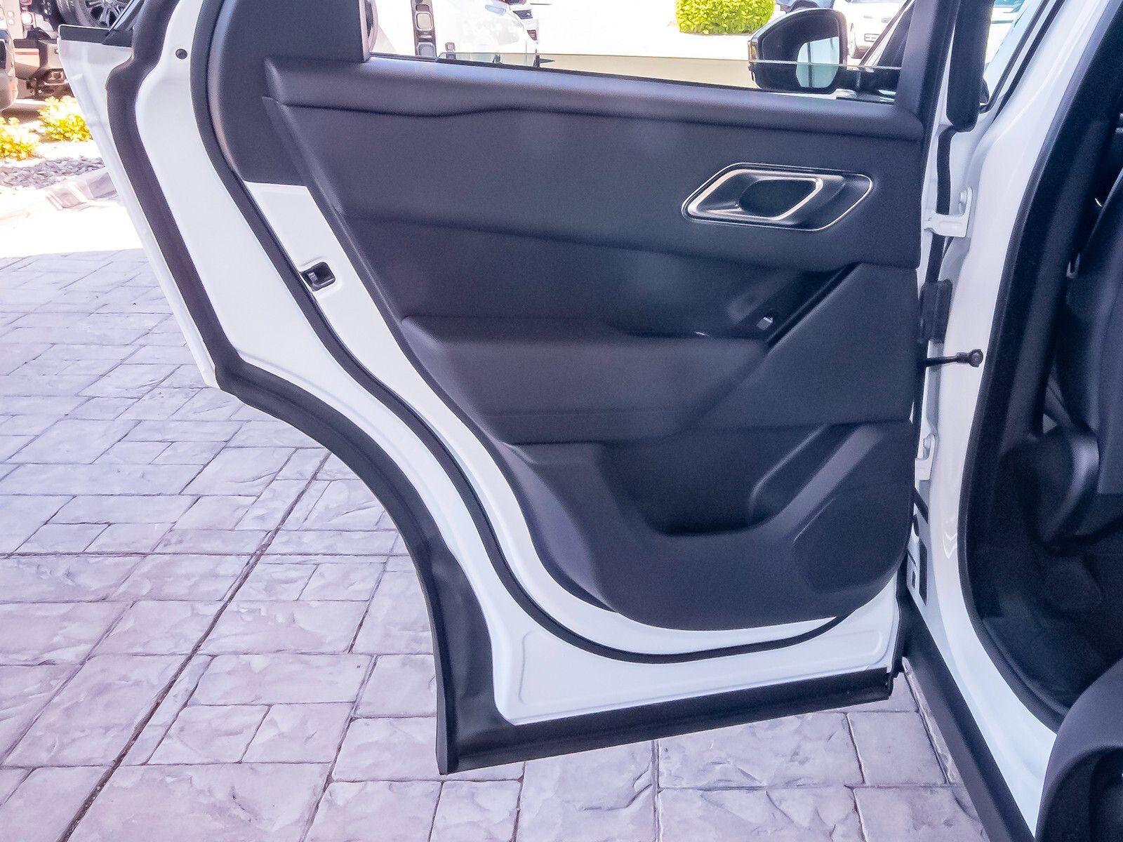 2026 Land Rover Range Rover Velar SE photo 39