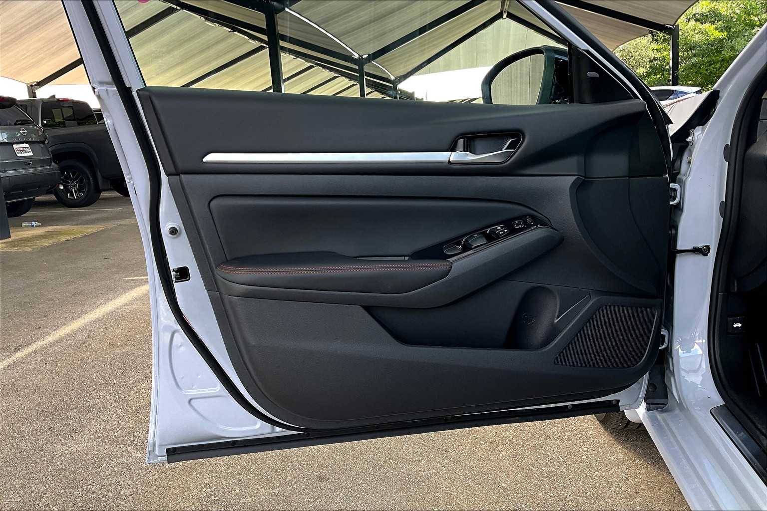 2025 Nissan Altima SR photo 12