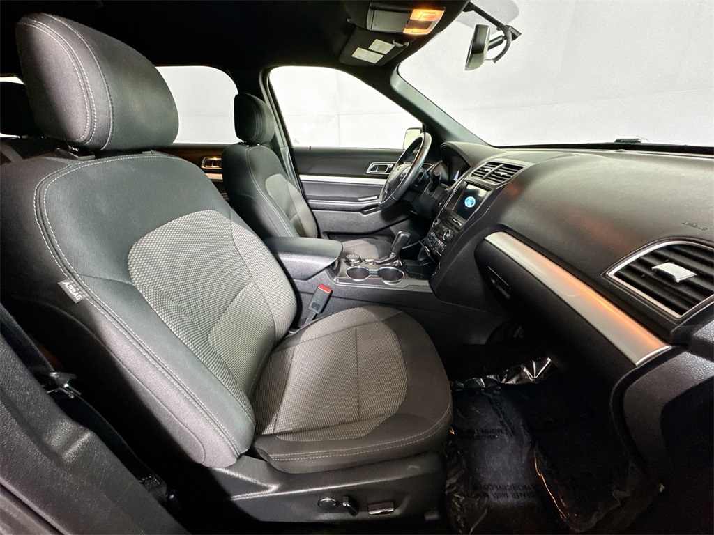 2017 Ford Explorer XLT photo 9