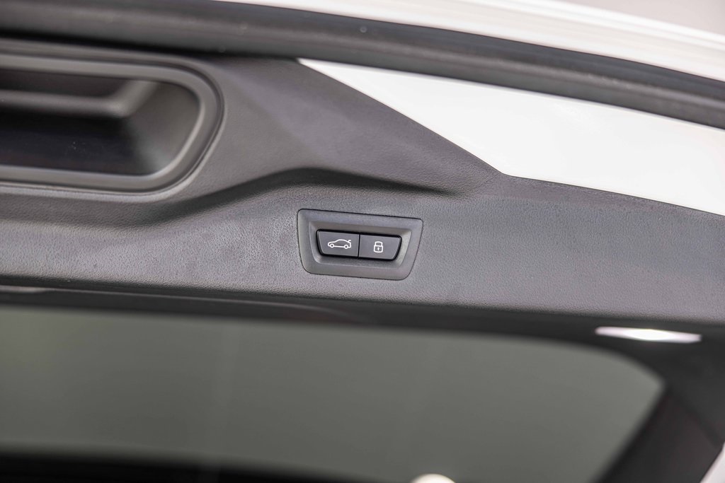 2025 BMW X7 - Image 18