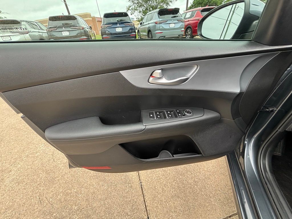 2023 Kia Forte LXS photo 9