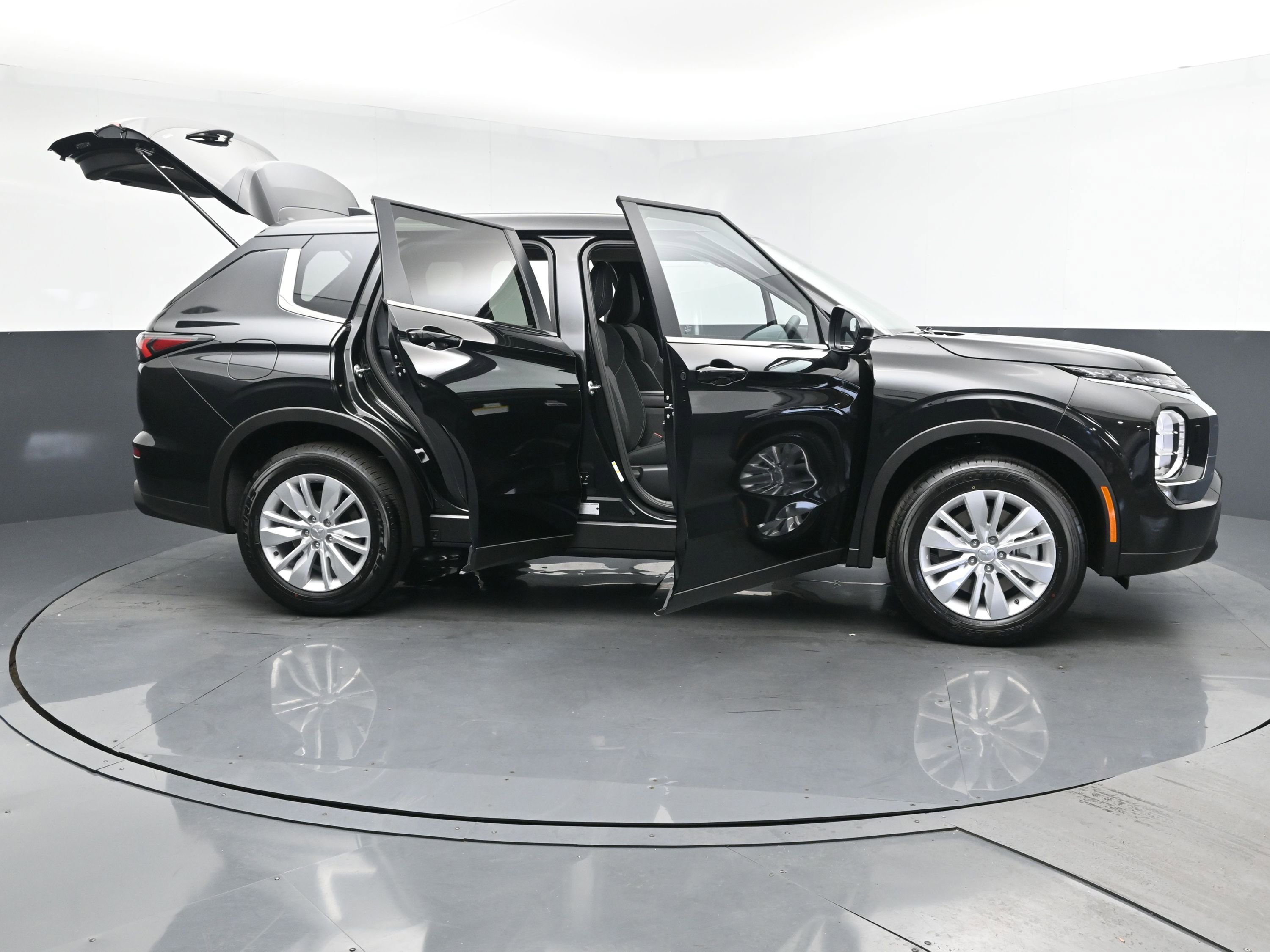 2025 Mitsubishi Outlander ES photo 29