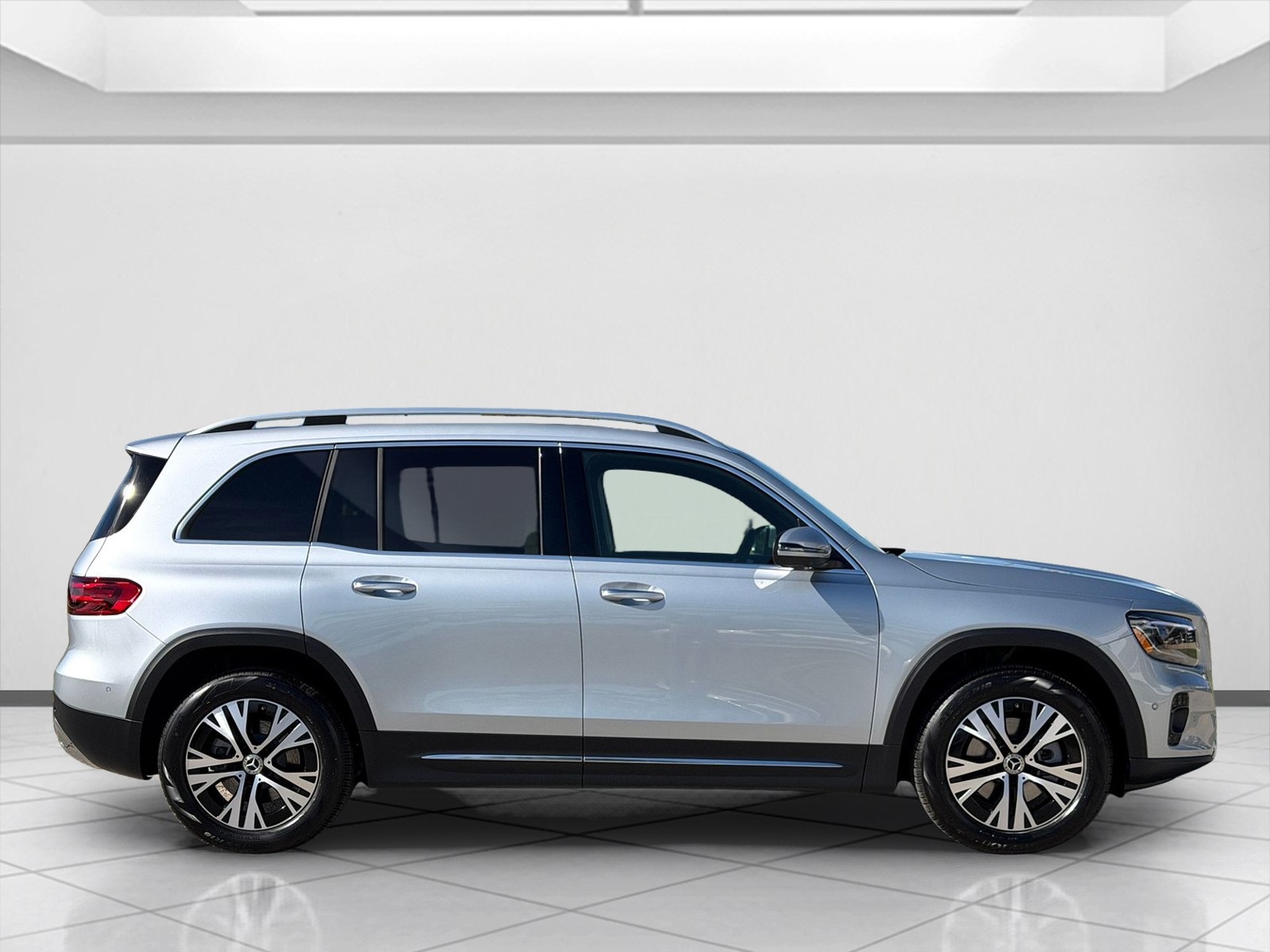 2026 Mercedes Benz GLB 250 photo 2