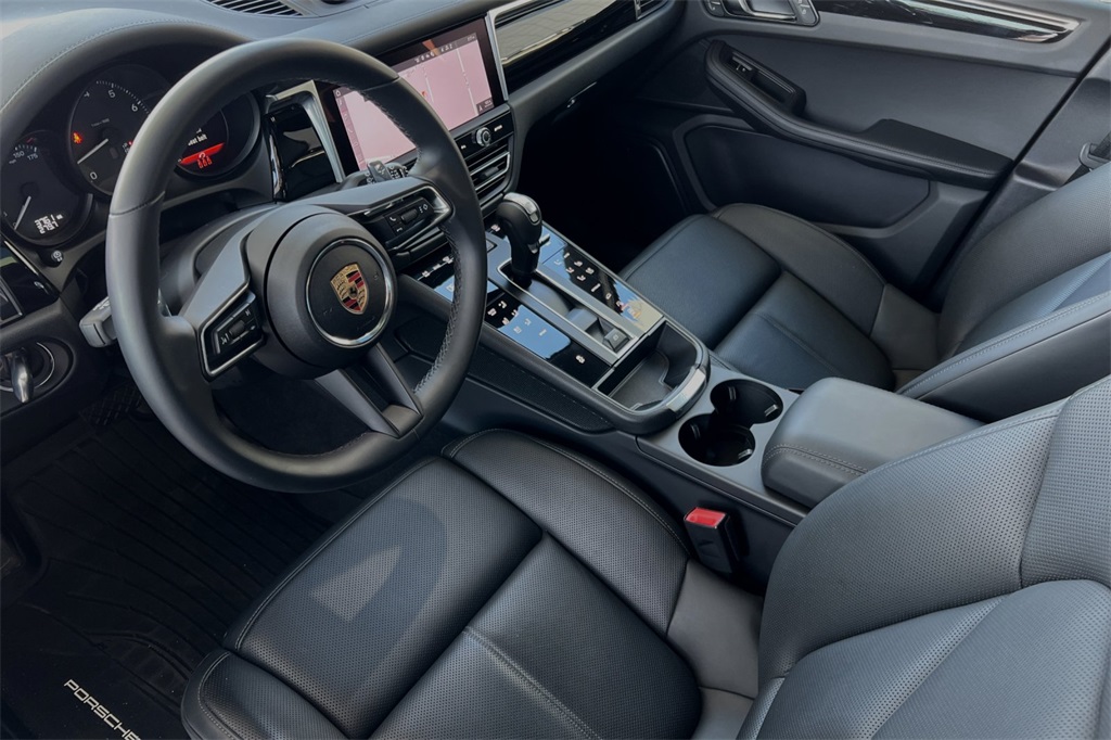 2024 Porsche Macan Base photo 2