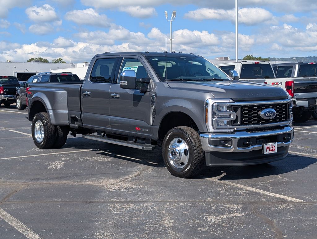 2026 Ford F-350 Lariat photo 2