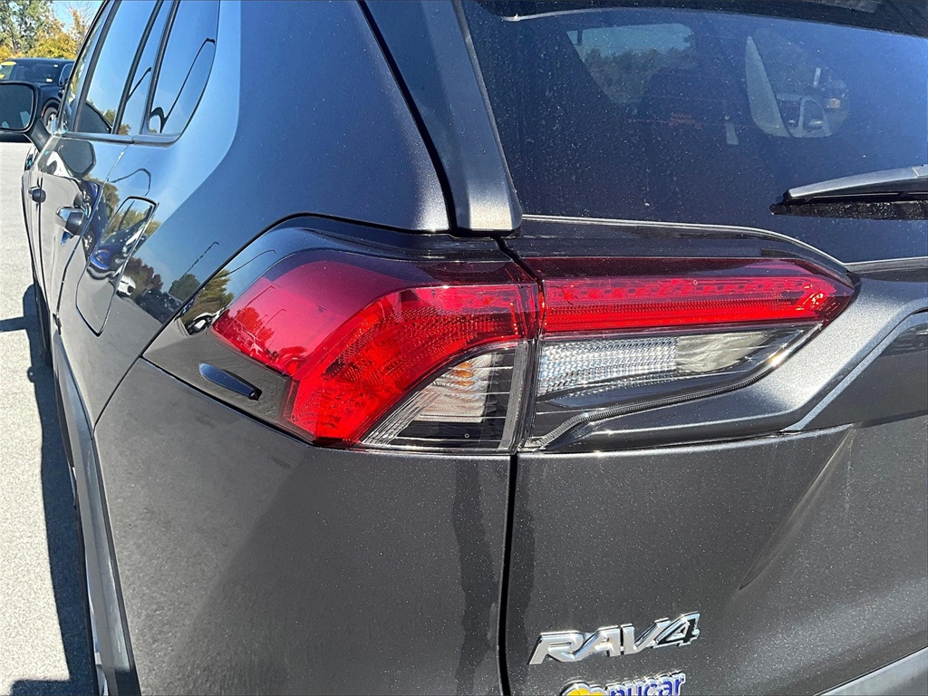 2022 Toyota RAV4 LE photo 31