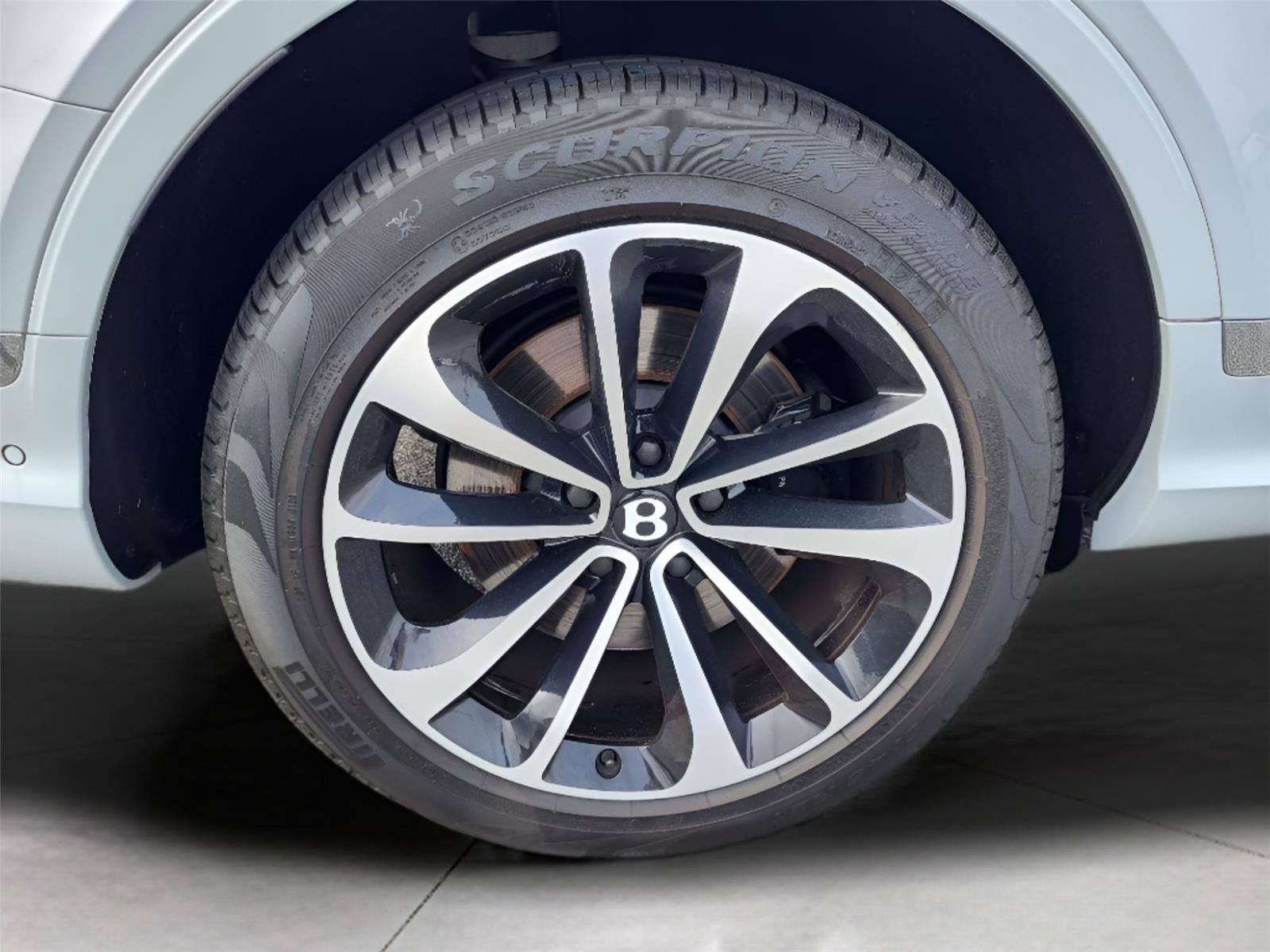 2021 Bentley Bentayga V8 photo 24