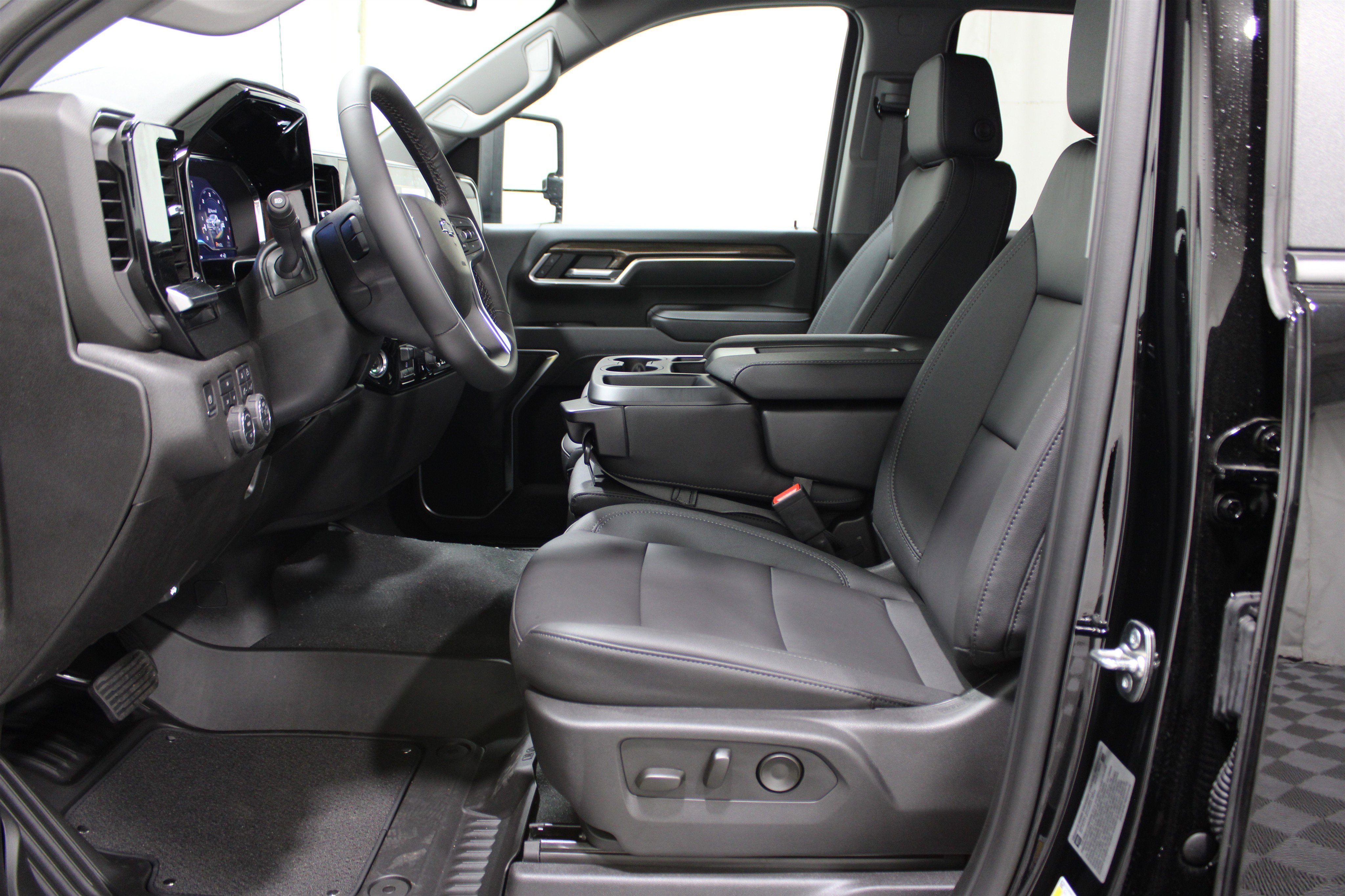 2025 Chevrolet Silverado 2500HD LT photo 3