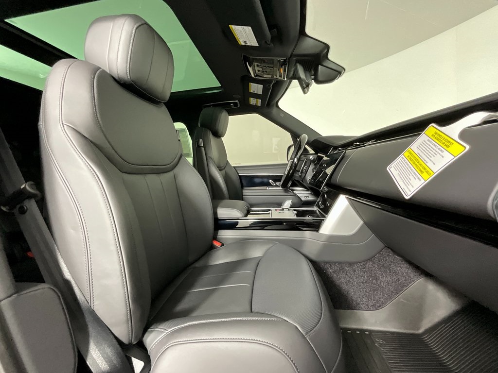 2025 Land Rover Range Rover SE photo 3