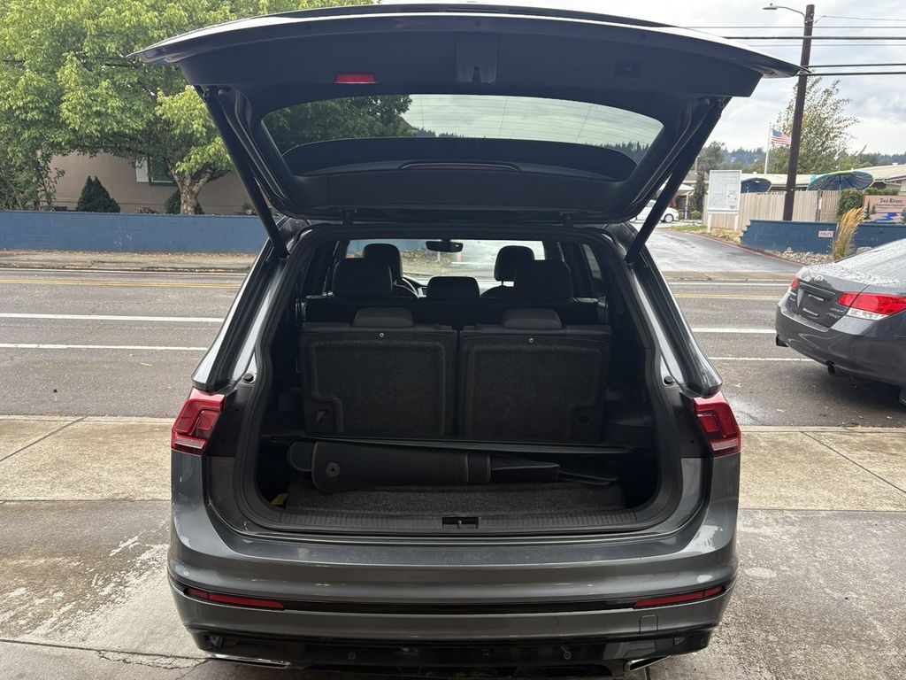2019 Volkswagen Tiguan SEL R-Line photo 6