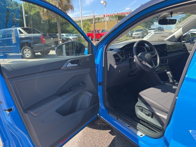 2025 Volkswagen Taos SE photo 4