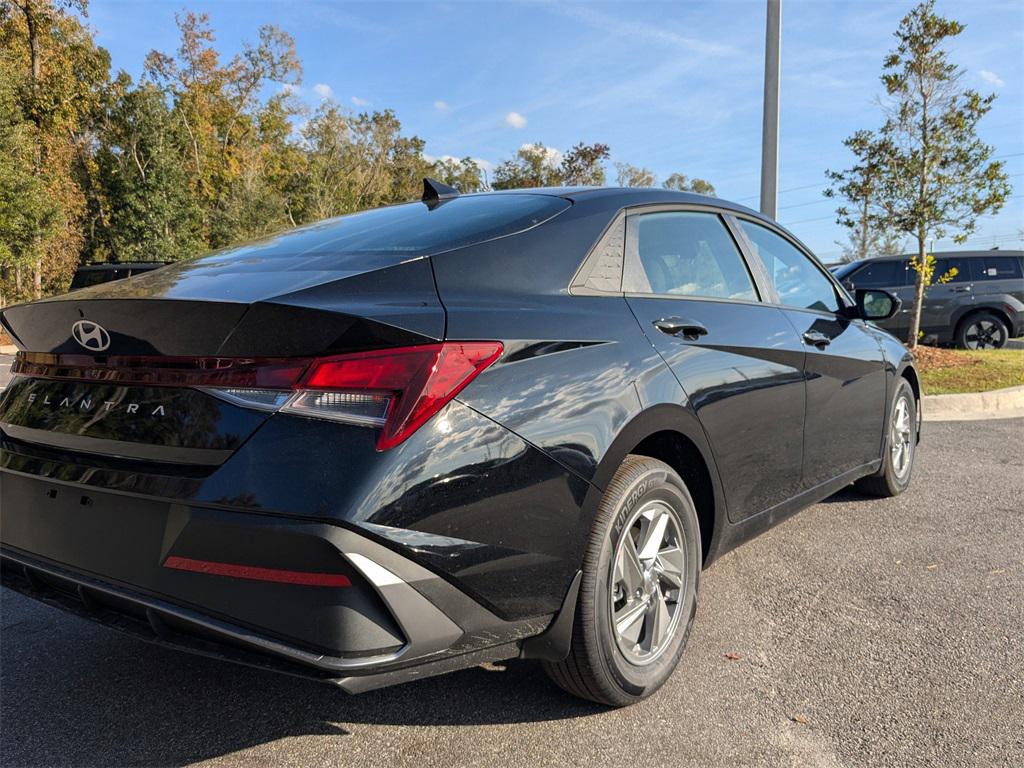 2026 Hyundai Elantra SE photo 4