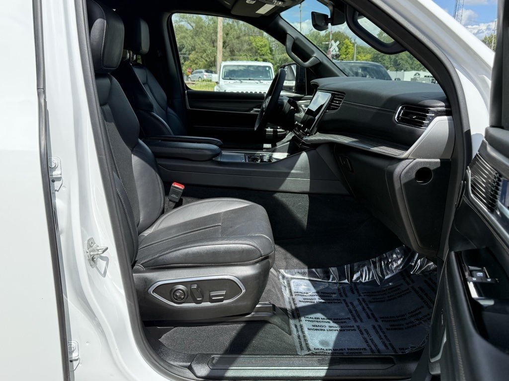 2023 Jeep Wagoneer L Series II photo 32