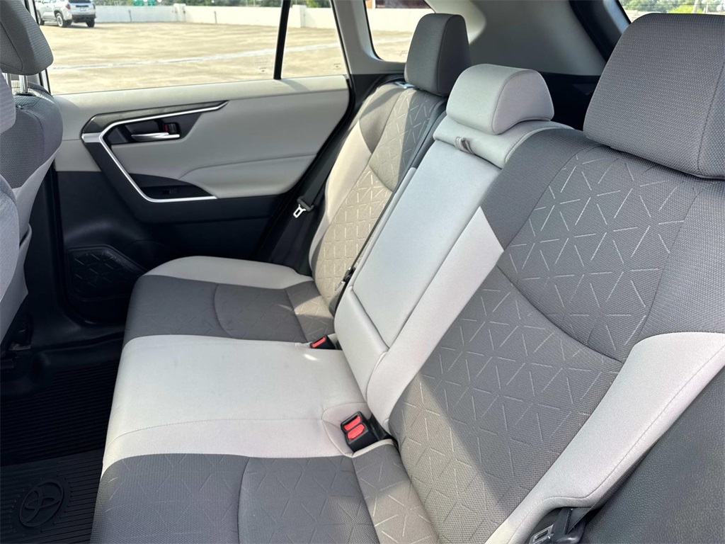 2022 Toyota RAV4 Hybrid XLE photo 14