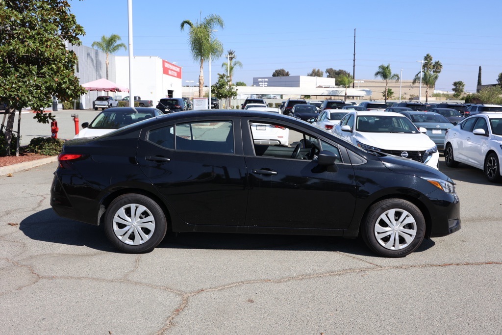 2025 Nissan Versa 1.6 S photo 2