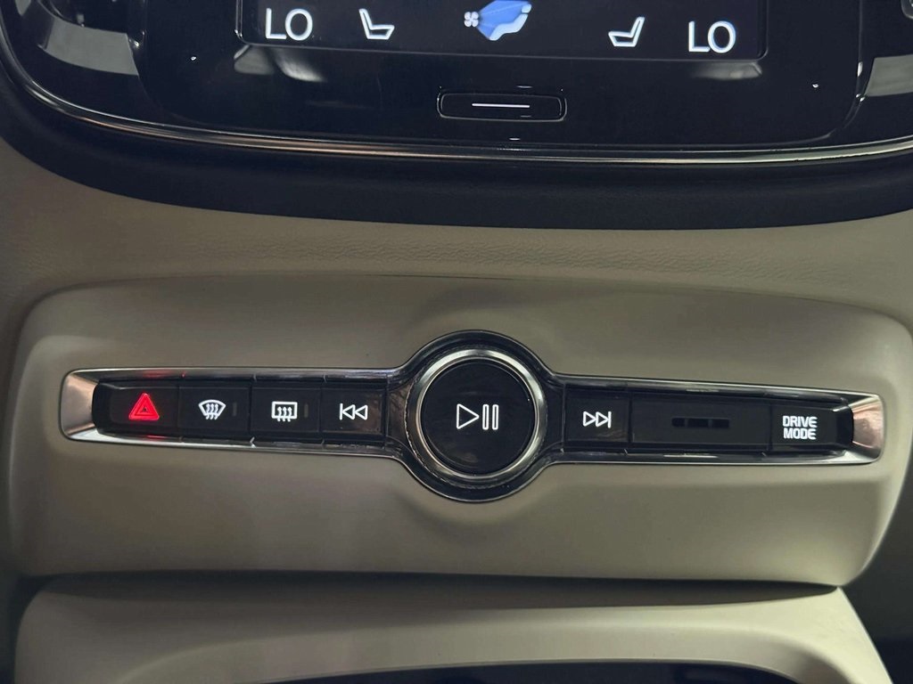 2020 Volvo XC40 T5 Inscription AWD photo 16