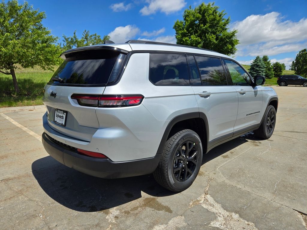 2025 Jeep Grand Cherokee Altitude photo 2