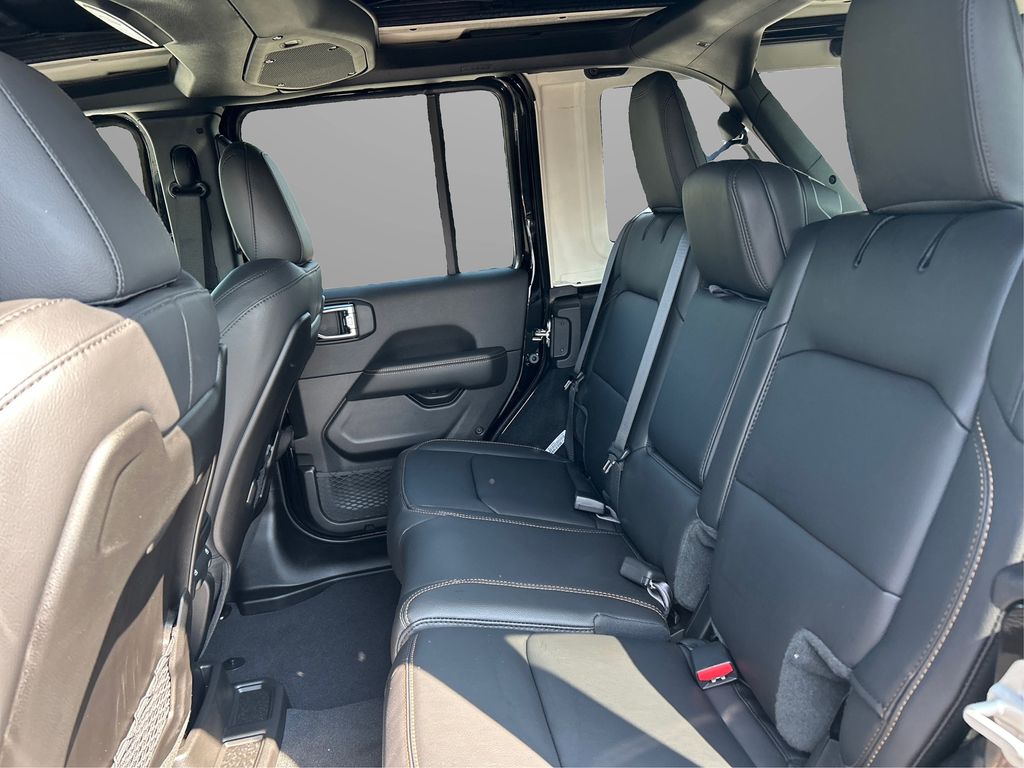 2025 Jeep Wrangler Sahara photo 9