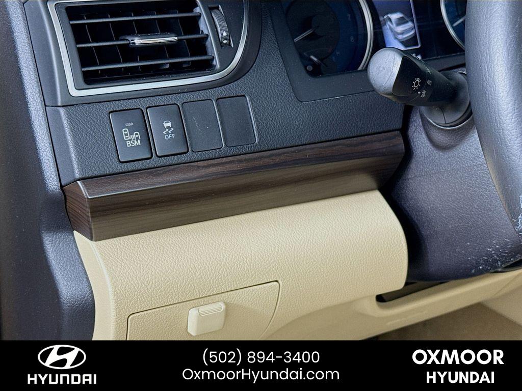2017 Toyota Camry XLE photo 10