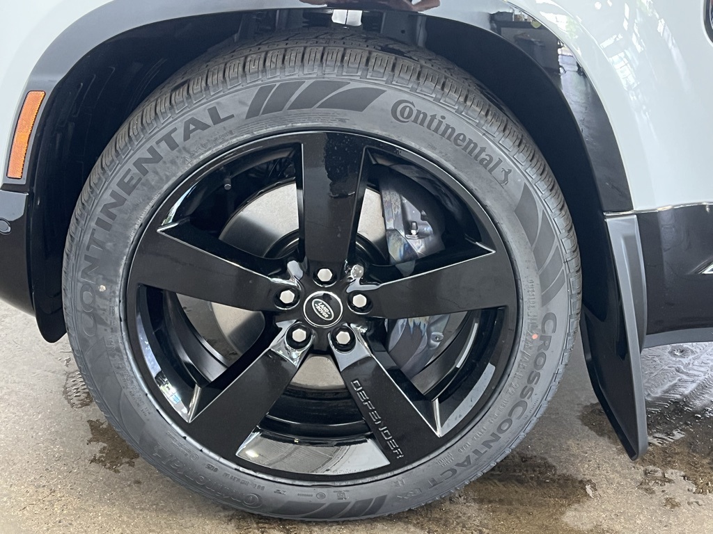 2025 Land Rover Defender 130 X-Dynamic SE photo 4