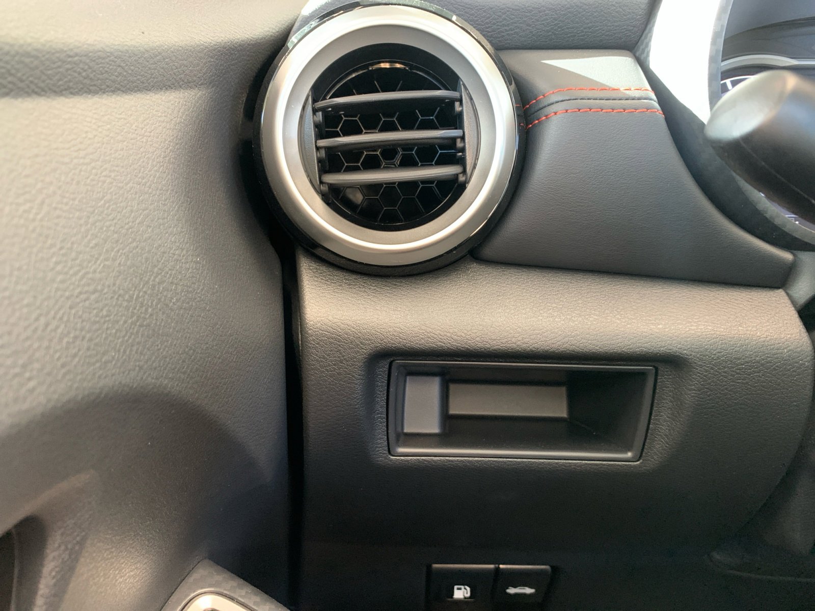 2025 Nissan Versa SR photo 21