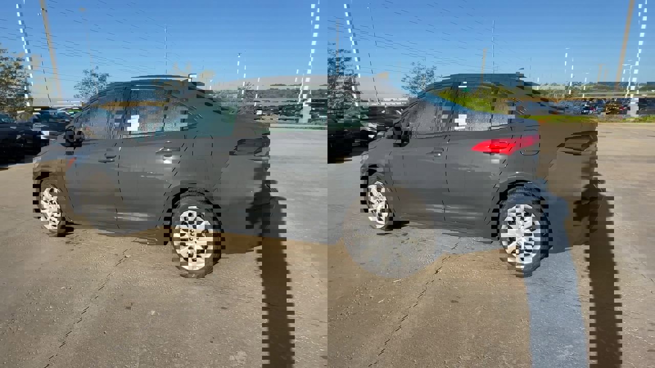 2025 Toyota Corolla LE photo 6