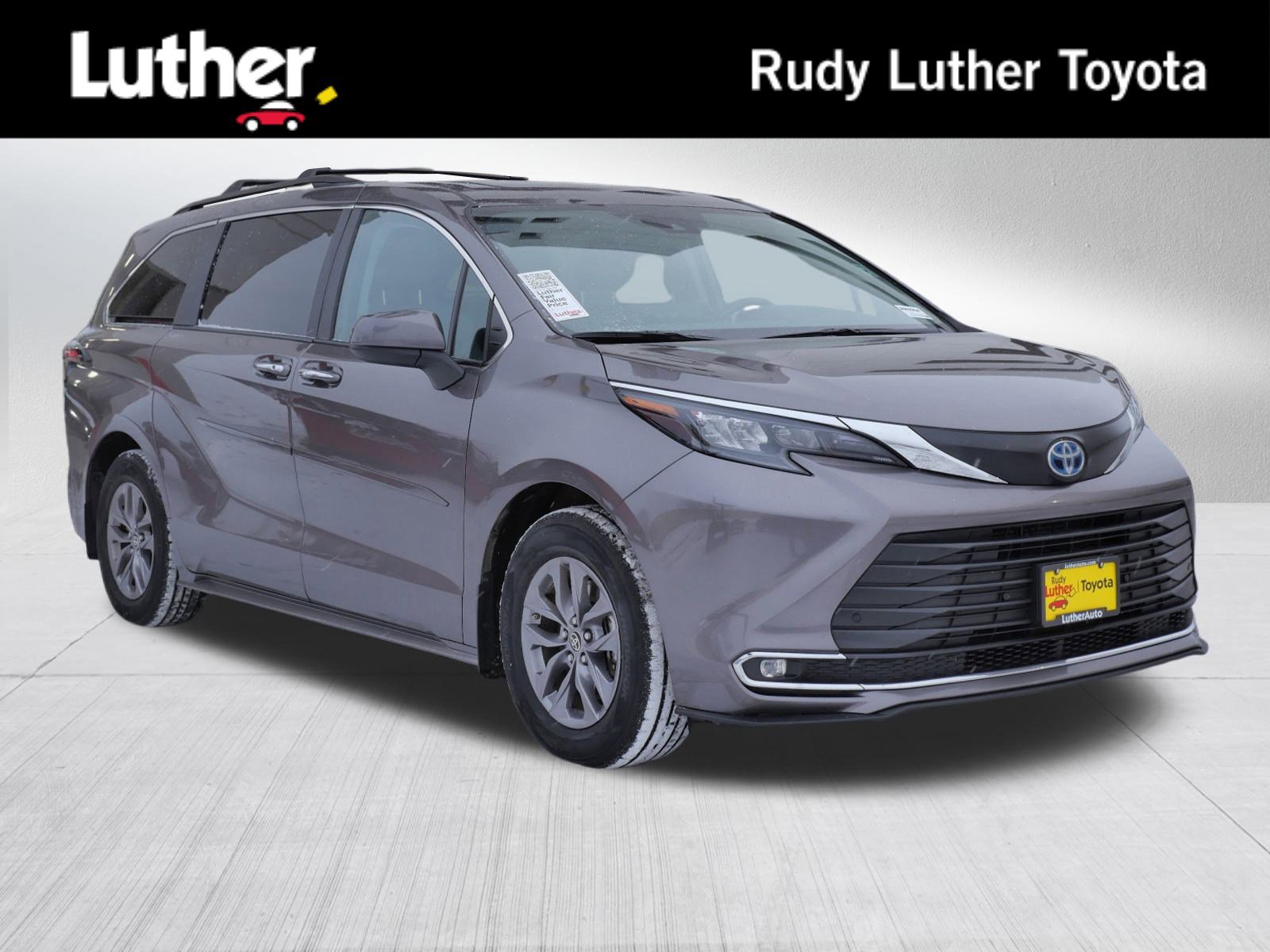 2024 Toyota Sienna XLE's photo