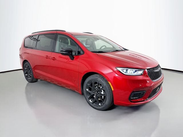2026 Chrysler Pacifica Select's photo