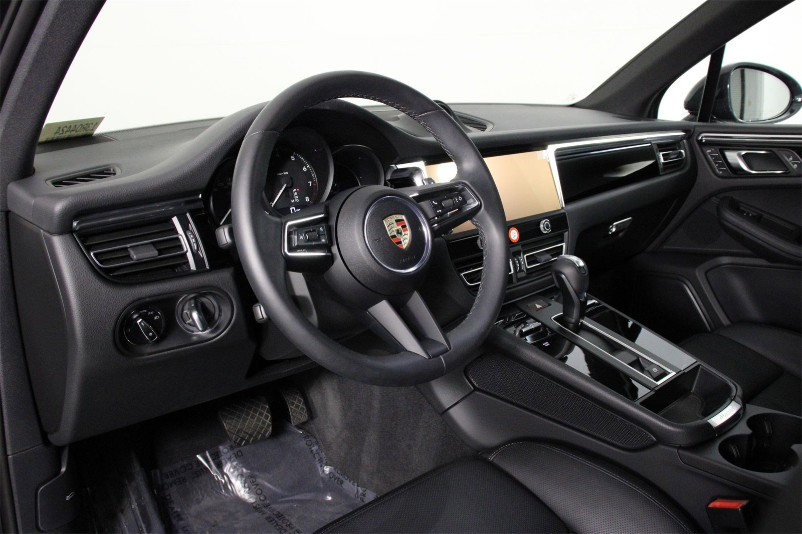 2025 Porsche Macan T photo 4