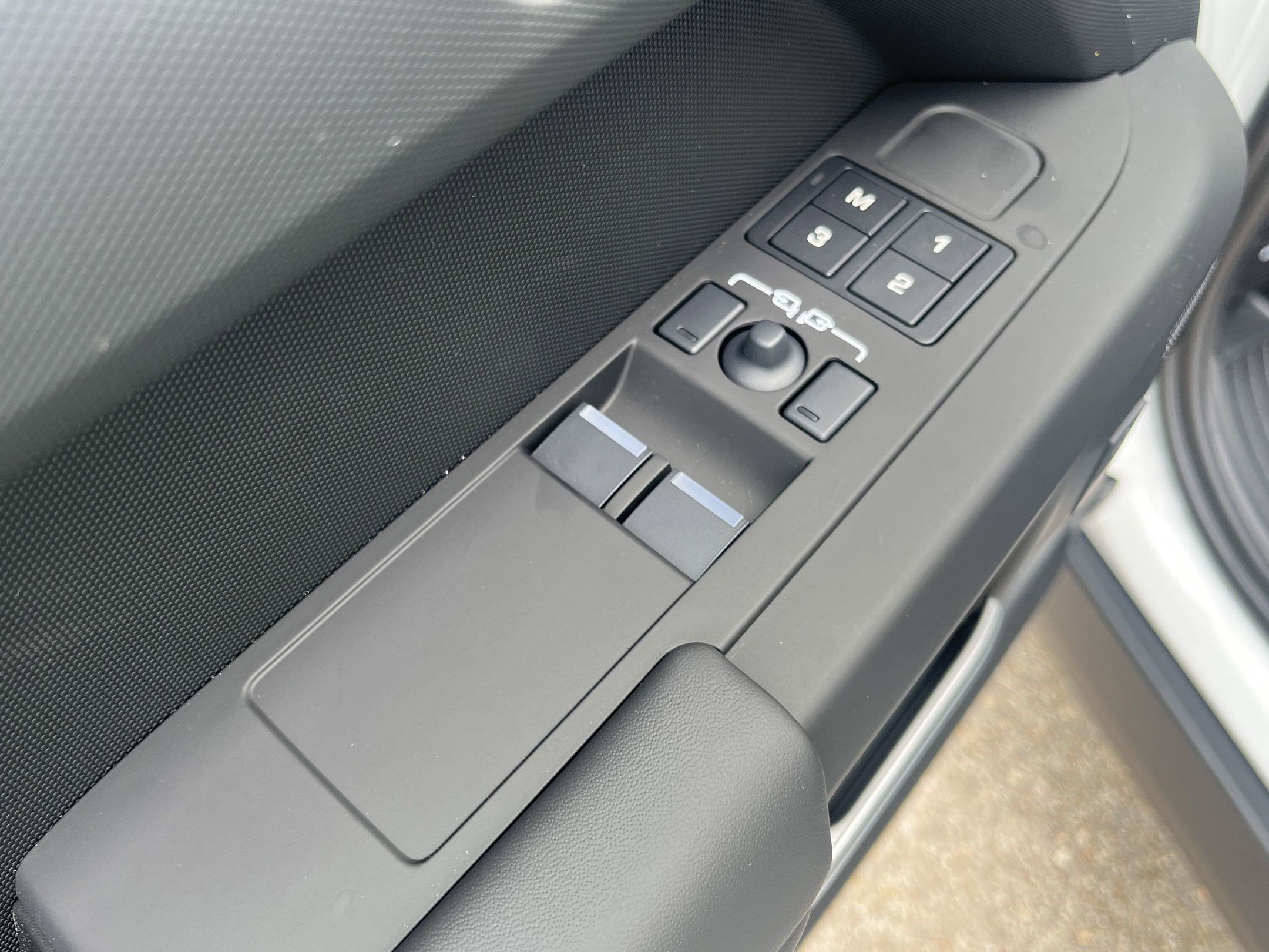 2025 Land Rover Defender S photo 8