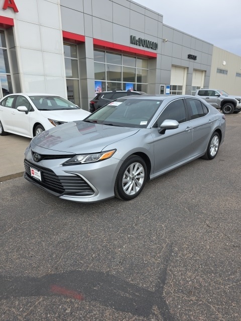 2023 Toyota Camry LE's photo