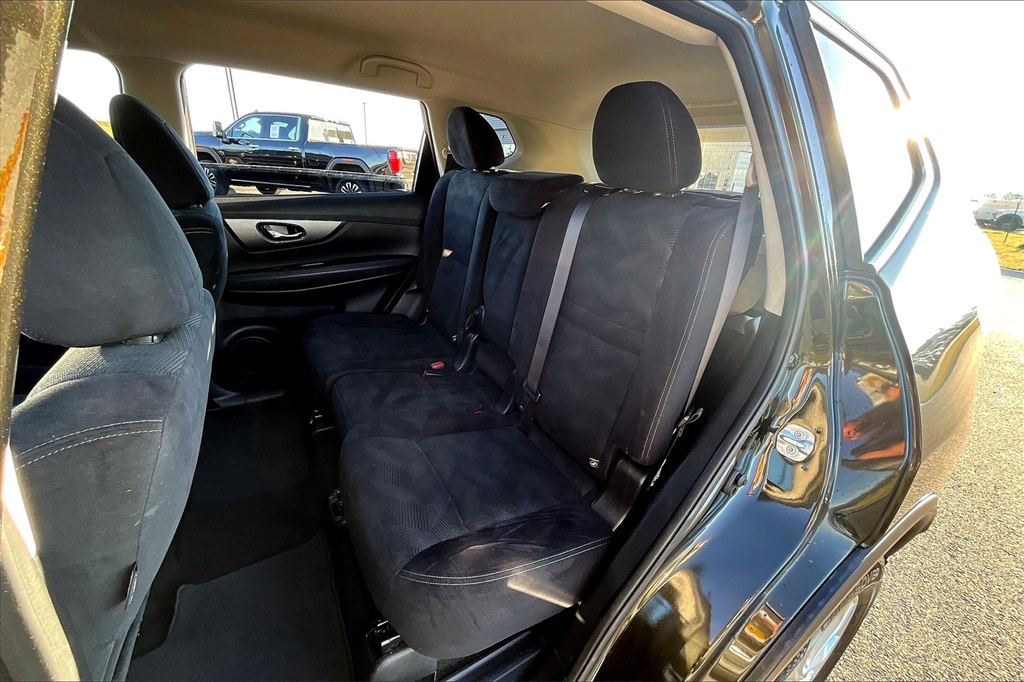 2016 Nissan Rogue SV photo 24