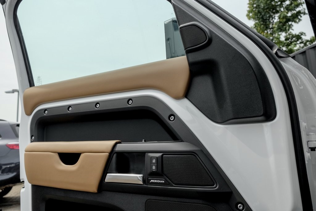 2025 Land Rover Defender 110 S photo 11