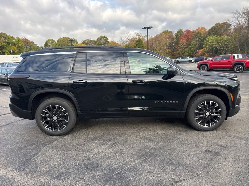 2026 Chevrolet Traverse photo 2
