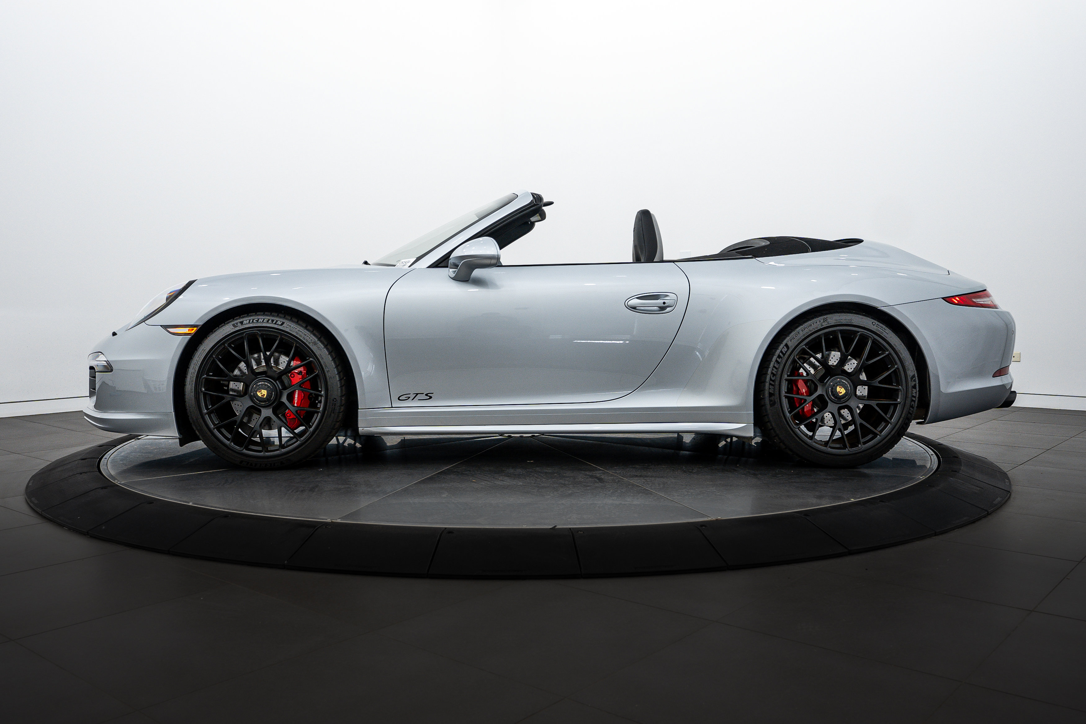 2015 Porsche 911 4 GTS photo 2
