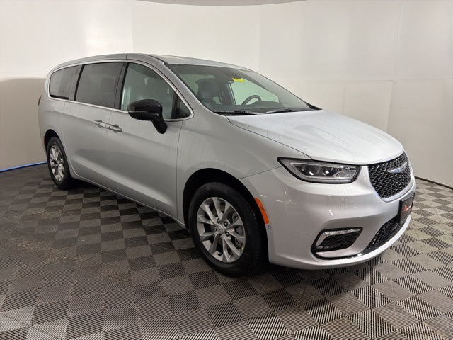 2026 Chrysler Pacifica Select's photo