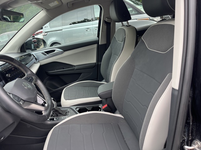 2025 Volkswagen Taos SE photo 3