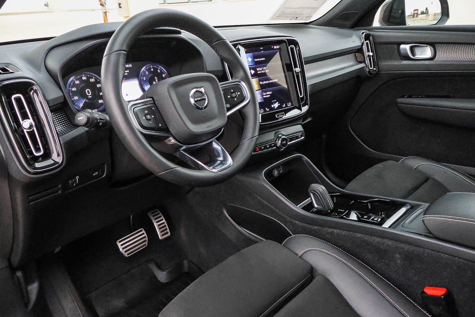 2022 Volvo XC40 R-Design photo 28