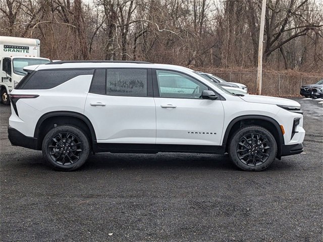 2025 Chevrolet Traverse photo 2