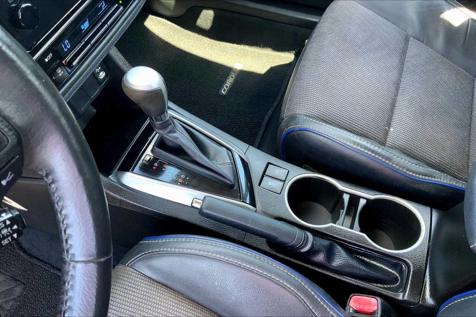 2017 Toyota Corolla SE photo 16